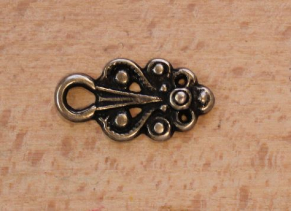 Miederknopf mit filigranem Ornamentmuster in 24 mm Größe und Altsilber-Optik, passend für Dirndl, Mieder und traditionelle Trachtenbekleidung.